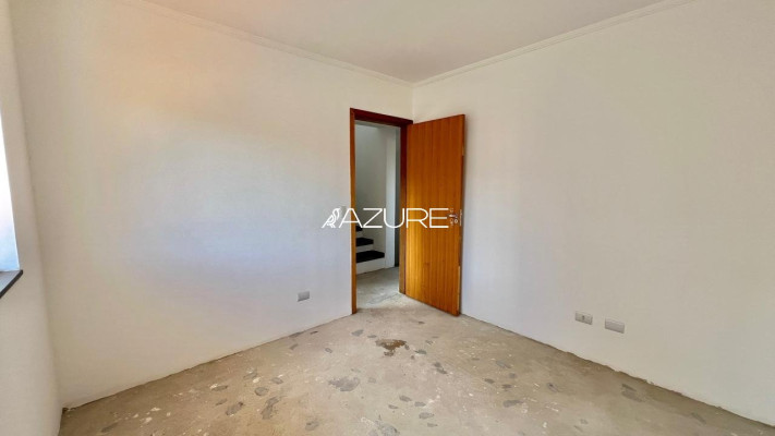 Triplex novo de frente para rua, no Bairro Alto