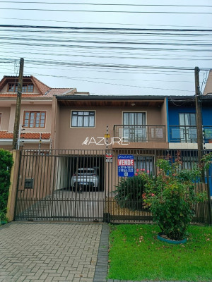 Sobrado com quintal e jardim em Santa Felicidade