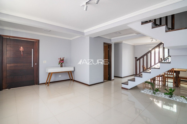 Amplo sobrado em Santa Felicidade