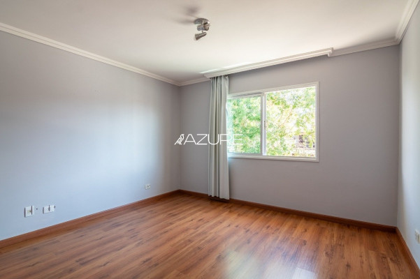 Amplo sobrado em Santa Felicidade