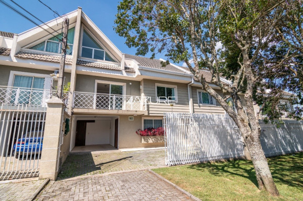 Amplo sobrado em Santa Felicidade