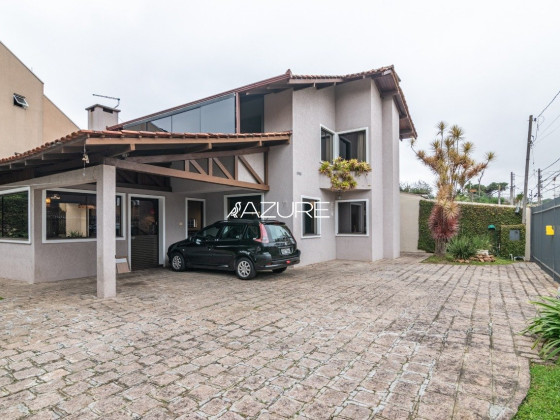 Casa de esquina com amplo terreno