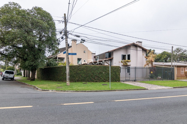 Casa de esquina com amplo terreno