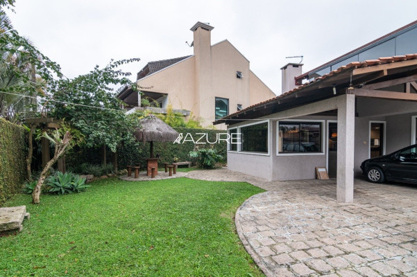 Casa de esquina com amplo terreno