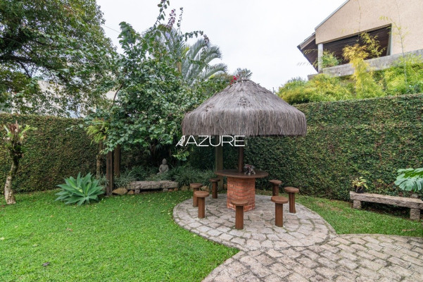 Casa de esquina com amplo terreno