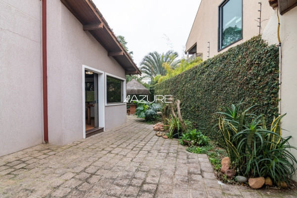 Casa de esquina com amplo terreno