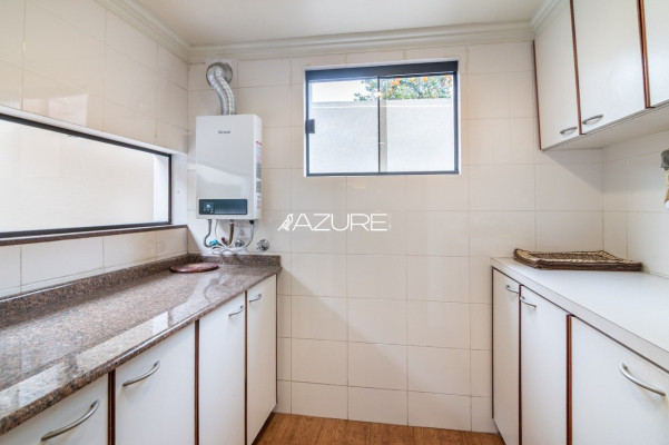 Casa de esquina com amplo terreno