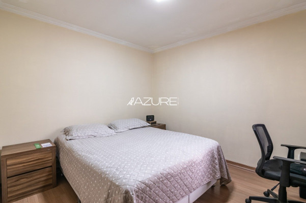 Casa de esquina com amplo terreno
