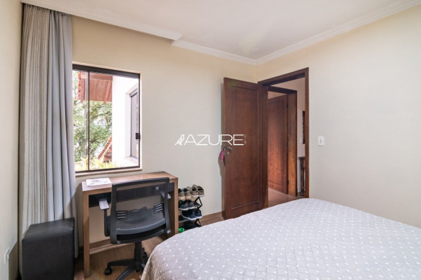 Casa de esquina com amplo terreno
