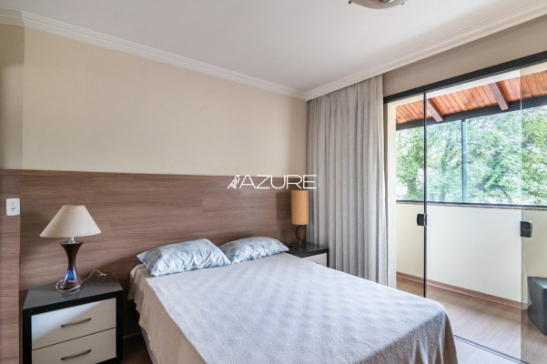 Casa de esquina com amplo terreno