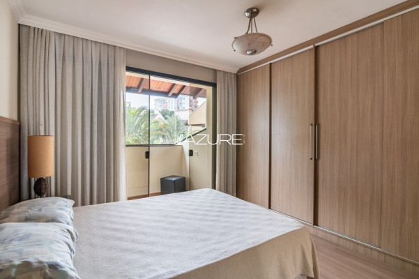 Casa de esquina com amplo terreno